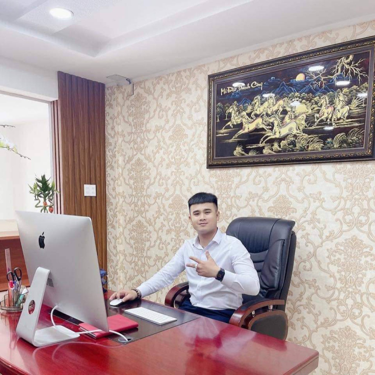 Giám đốc “ảo” lên mạng khoe lắm tiền nhiều của, đi cướp giật bị công an bắt  - Ảnh 1.