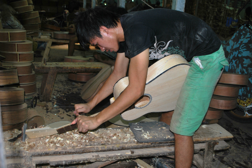 Gia đình ba đời giữ nghề làm đàn guitar truyền thống ở Sài Gòn - Ảnh 2.