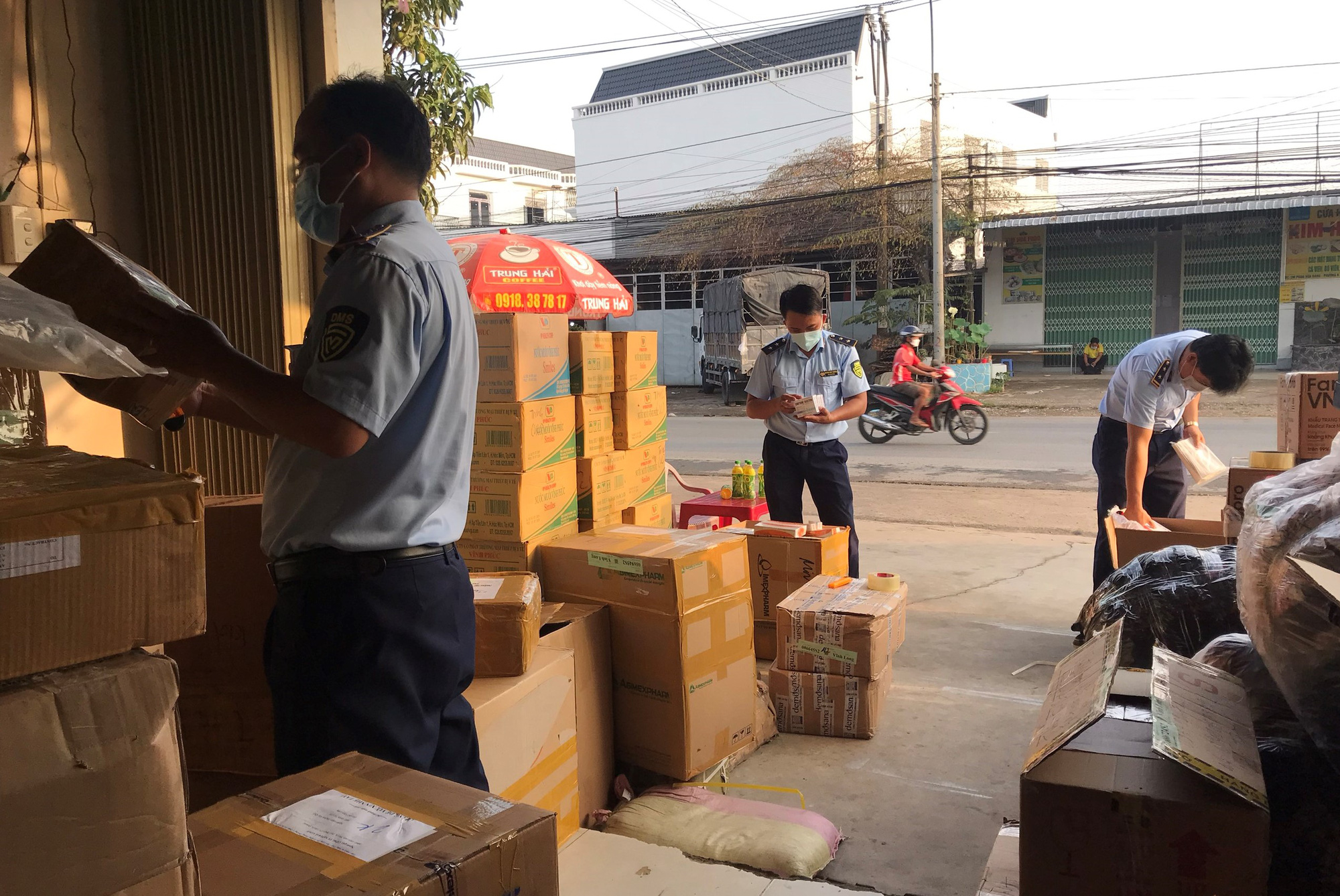 Thu giữ trên 2.000 bộ, khay test Sars-CoV-2 chưa có hóa đơn chứng từ, vi phạm về nhãn hàng hóa - Ảnh 1. Thu giữ trên 2.000 bộ, khay test Sars-CoV-2 chưa có hóa đơn chứng từ, vi phạm về nhãn hàng hóa - Ảnh 1.