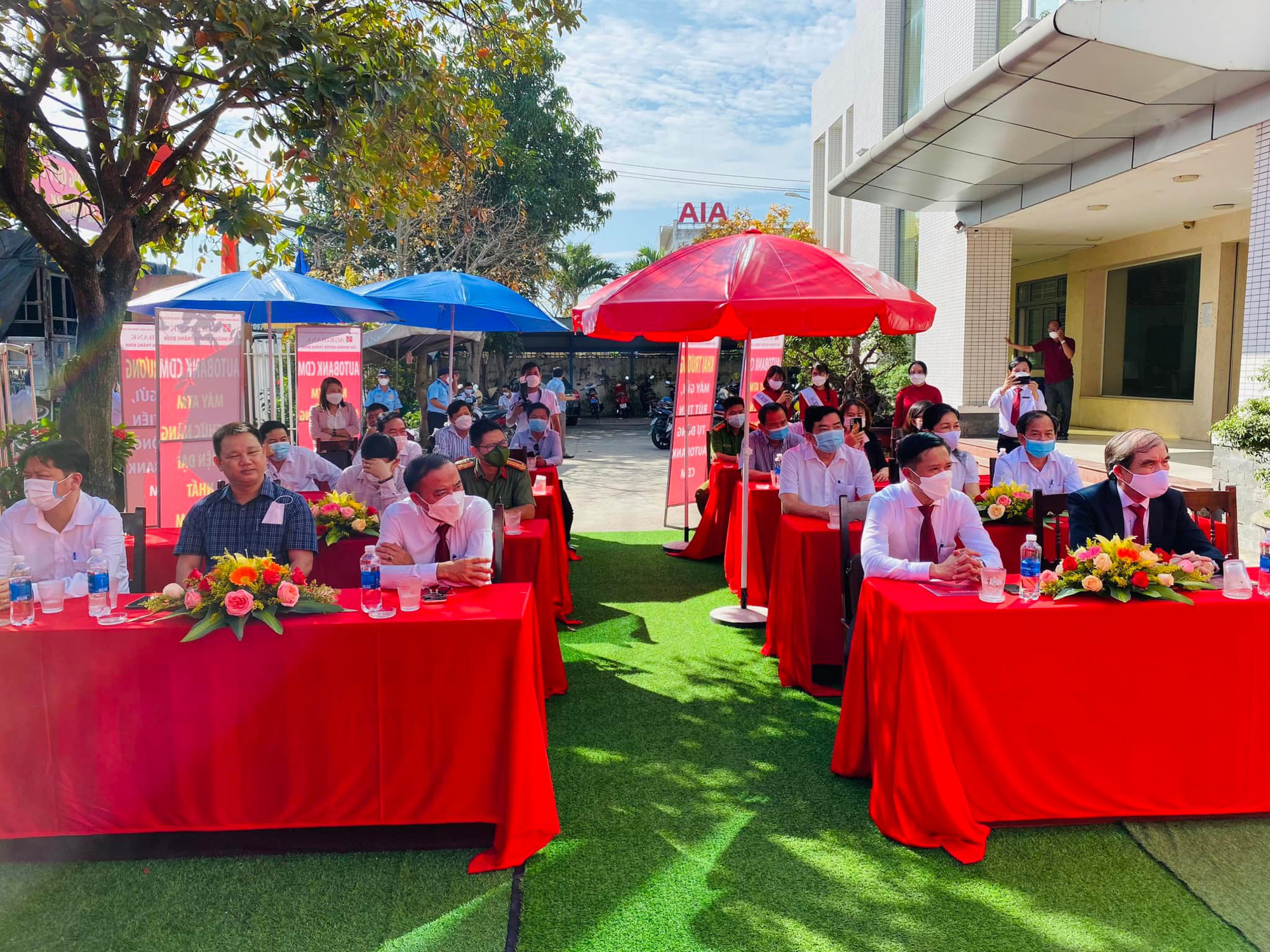 Quảng Nam: Khách hàng phấn khởi trải nghiệm những tính năng vượt trội của máy giao dịch tự động AutoBank CDM - Ảnh 4. Quảng Nam: Khách hàng phấn khởi trải nghiệm những tính năng vượt trội của máy giao dịch tự động AutoBank CDM - Ảnh 4.