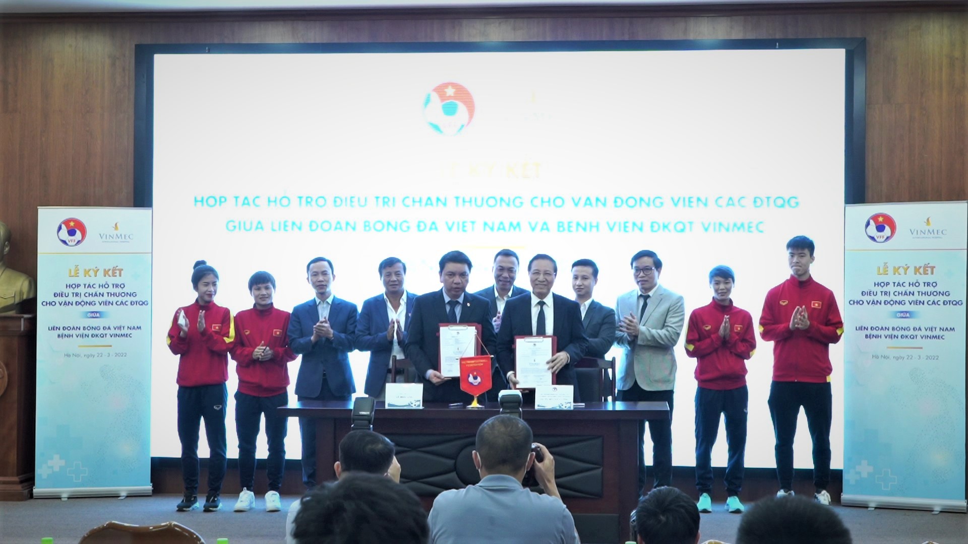  Lễ ký kết hợp tác hỗ trợ điều trị chấn thương cho Đội tuyển quốc gia giữa VFF và Vinmec - Ảnh 1.