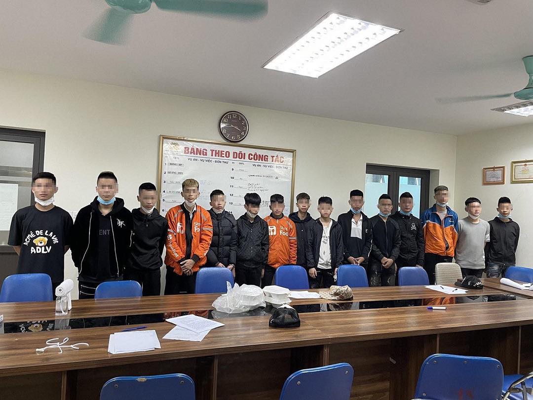 Cầm &quot;phóng lợn&quot; hỗn chiến, hàng chục thanh niên ở Hà Nội dùng dấu hiệu gì để nhận biết &quot;phe địch, phe ta&quot;? - Ảnh 1.