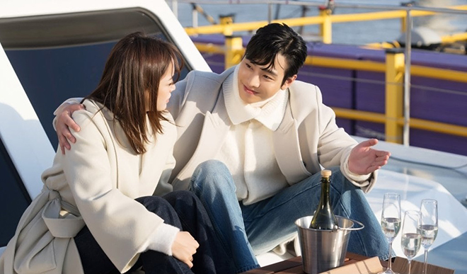 Hẹn hò chốn công sở: Giám đốc chính thức &quot;cưa đổ&quot; nàng lọ lem - Ảnh 2.