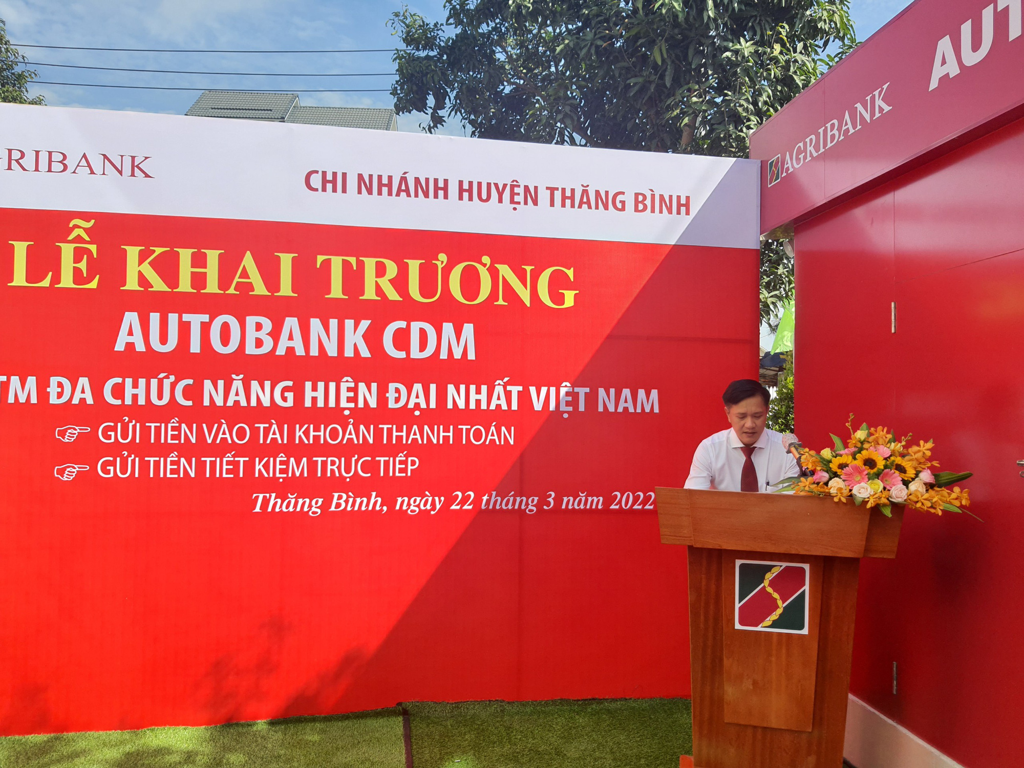 Quảng Nam: Khách hàng phấn khởi trải nghiệm những tính năng vượt trội của máy giao dịch tự động AutoBank CDM - Ảnh 2. Quảng Nam: Khách hàng phấn khởi trải nghiệm những tính năng vượt trội của máy giao dịch tự động AutoBank CDM - Ảnh 2.