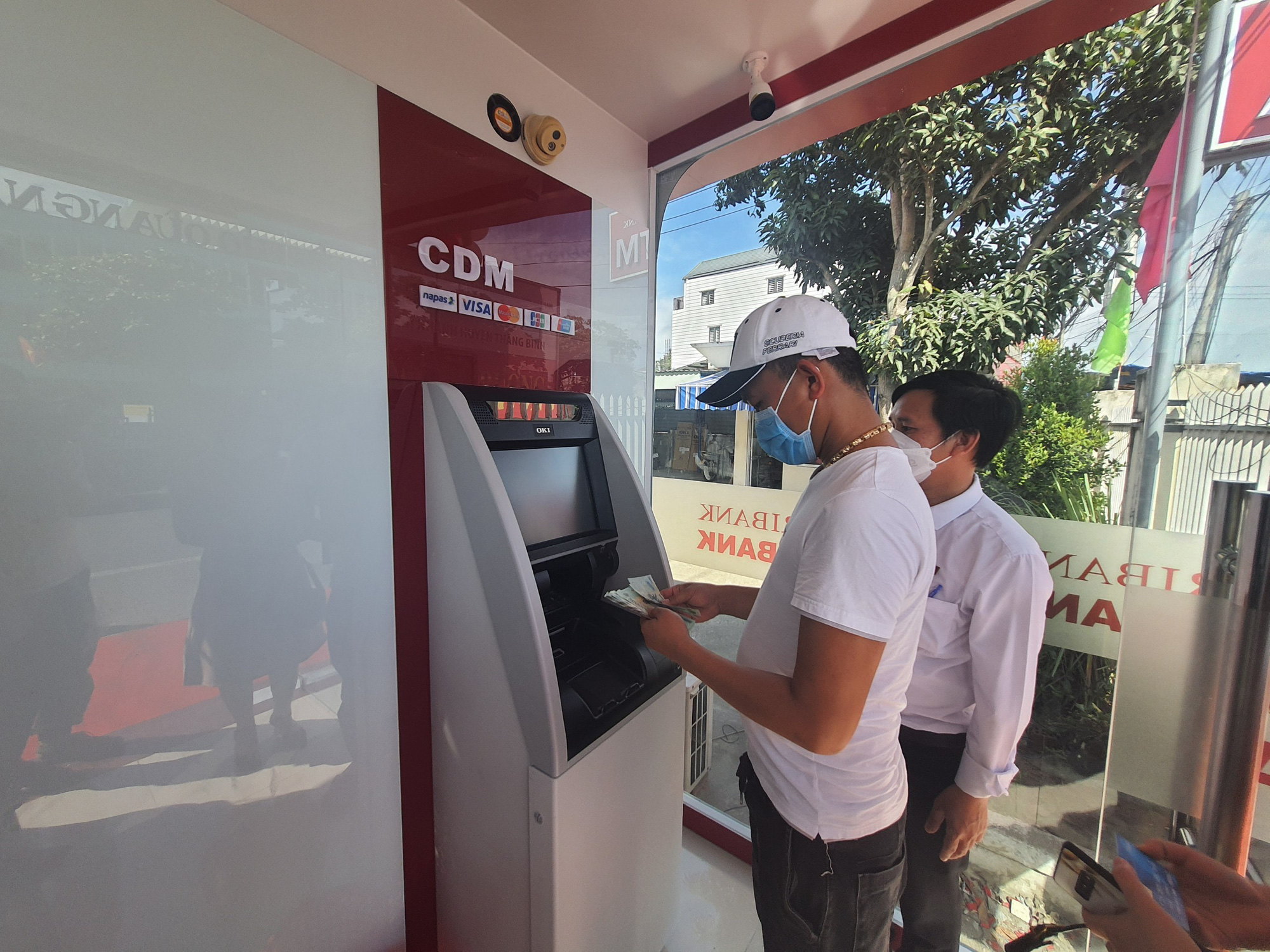 Quảng Nam: Khách hàng phấn khởi trải nghiệm những tính năng vượt trội của máy giao dịch tự động AutoBank CDM - Ảnh 5. Quảng Nam: Khách hàng phấn khởi trải nghiệm những tính năng vượt trội của máy giao dịch tự động AutoBank CDM - Ảnh 5.
