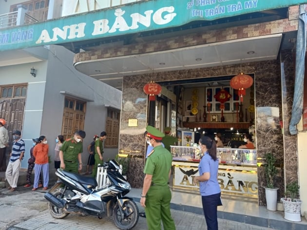 Bắt giữ nghi phạm cướp tại tiệm vàng rồi bỏ chạy - Ảnh 1.