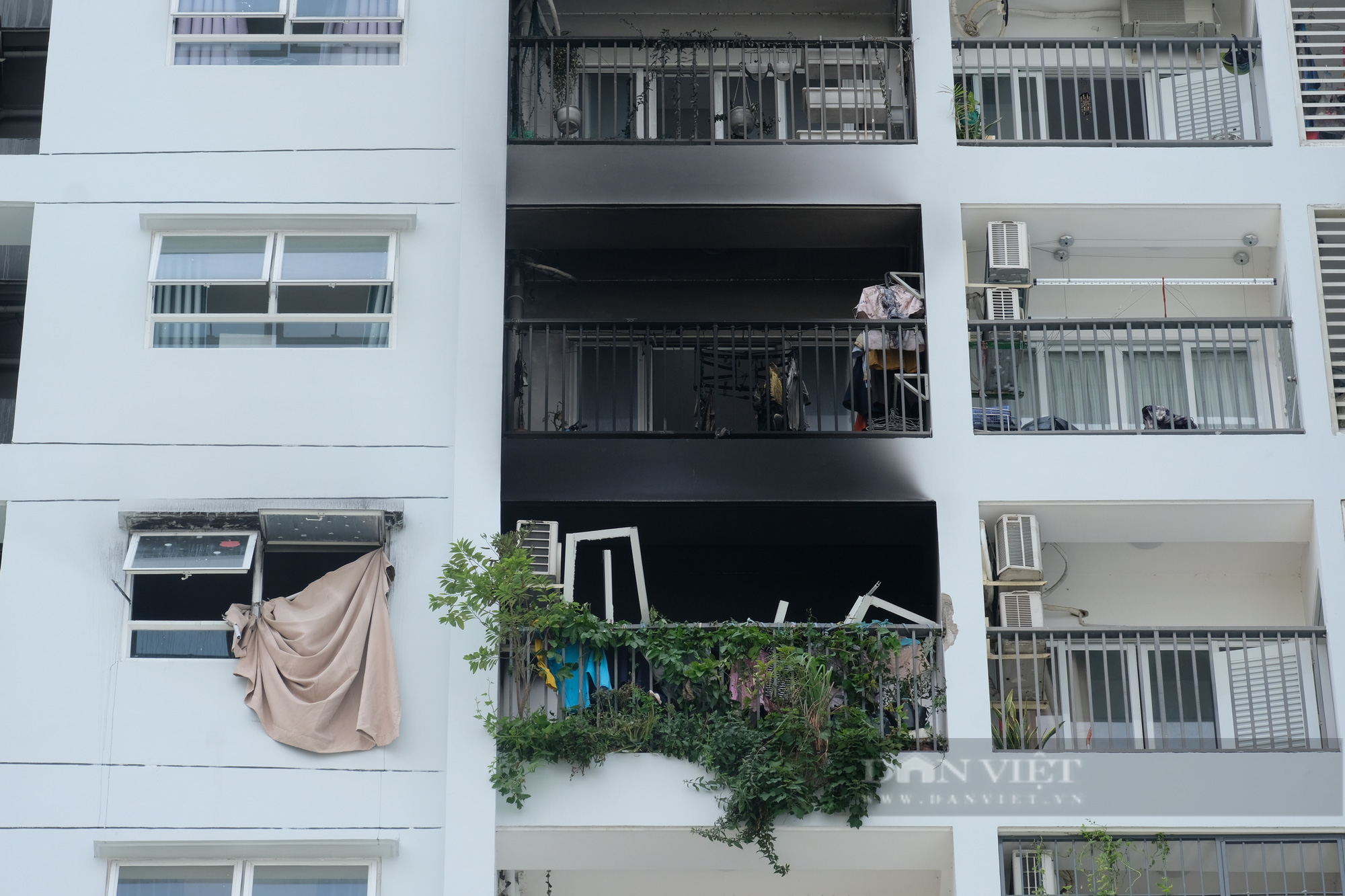 Vụ cháy chung cư khiến 2 người tử vong: 'Giá như họ có thể cầm cự thêm ít phút!' - Ảnh 2.