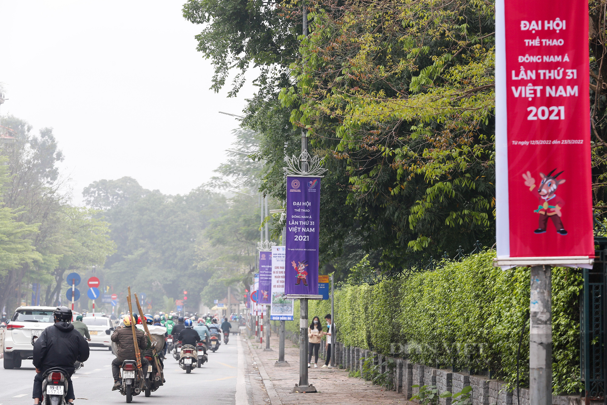 Đường phố Hà Nội trang hoàng rực rỡ chào đón SEA Games 31 - Ảnh 11.