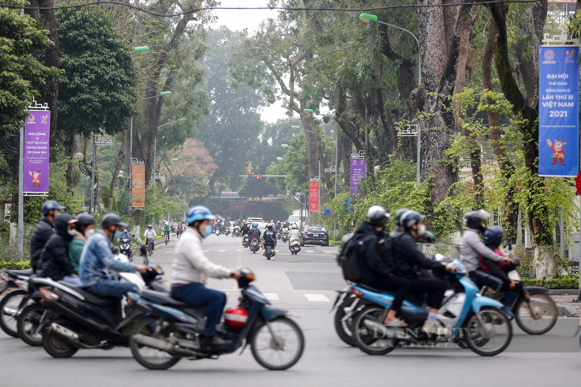 Đường phố Hà Nội trang hoàng rực rỡ chào đón SEA Games 31 - Ảnh 1.