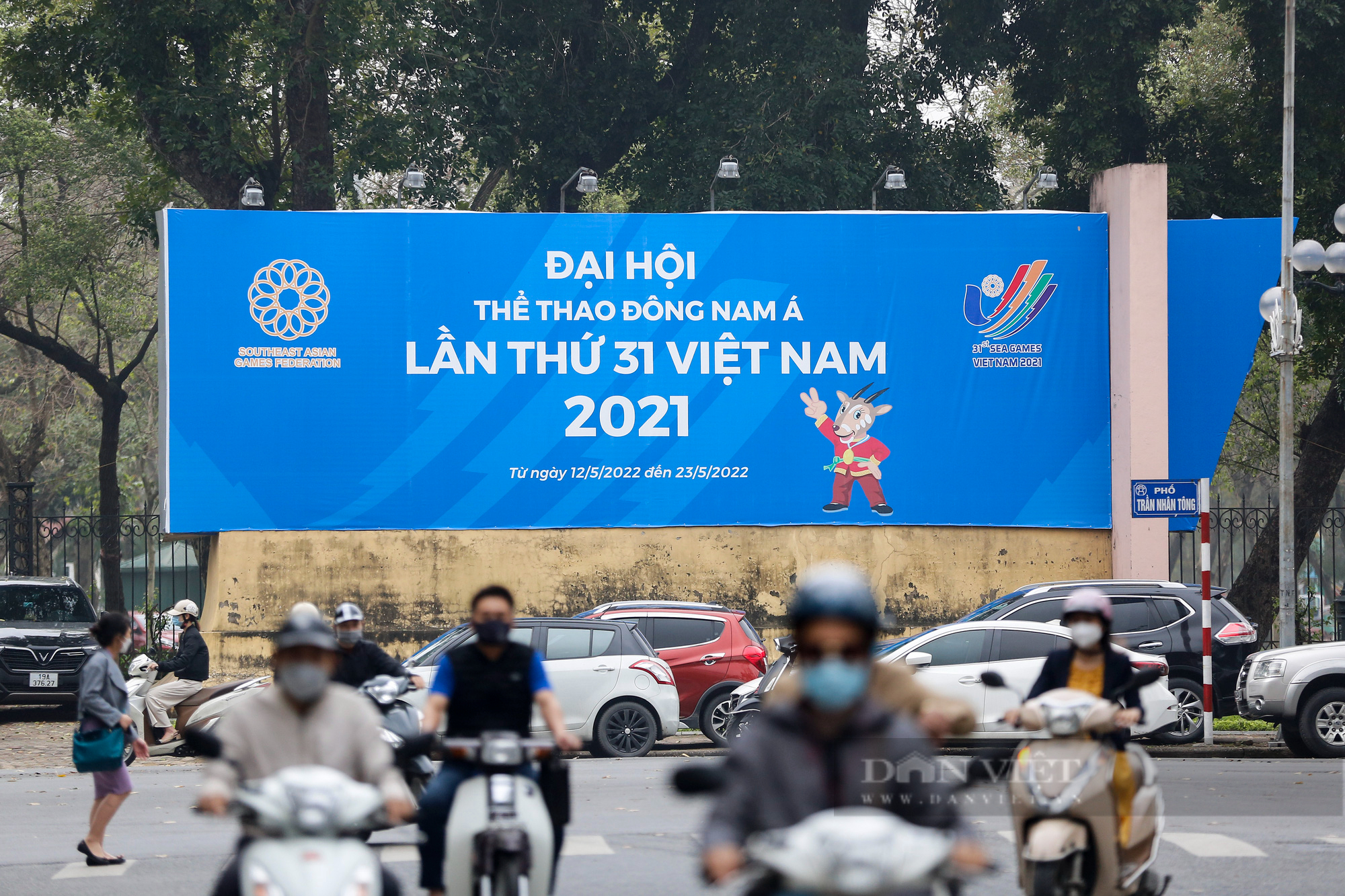 Đường phố Hà Nội trang hoàng rực rỡ chào đón SEA Games 31 - Ảnh 3.