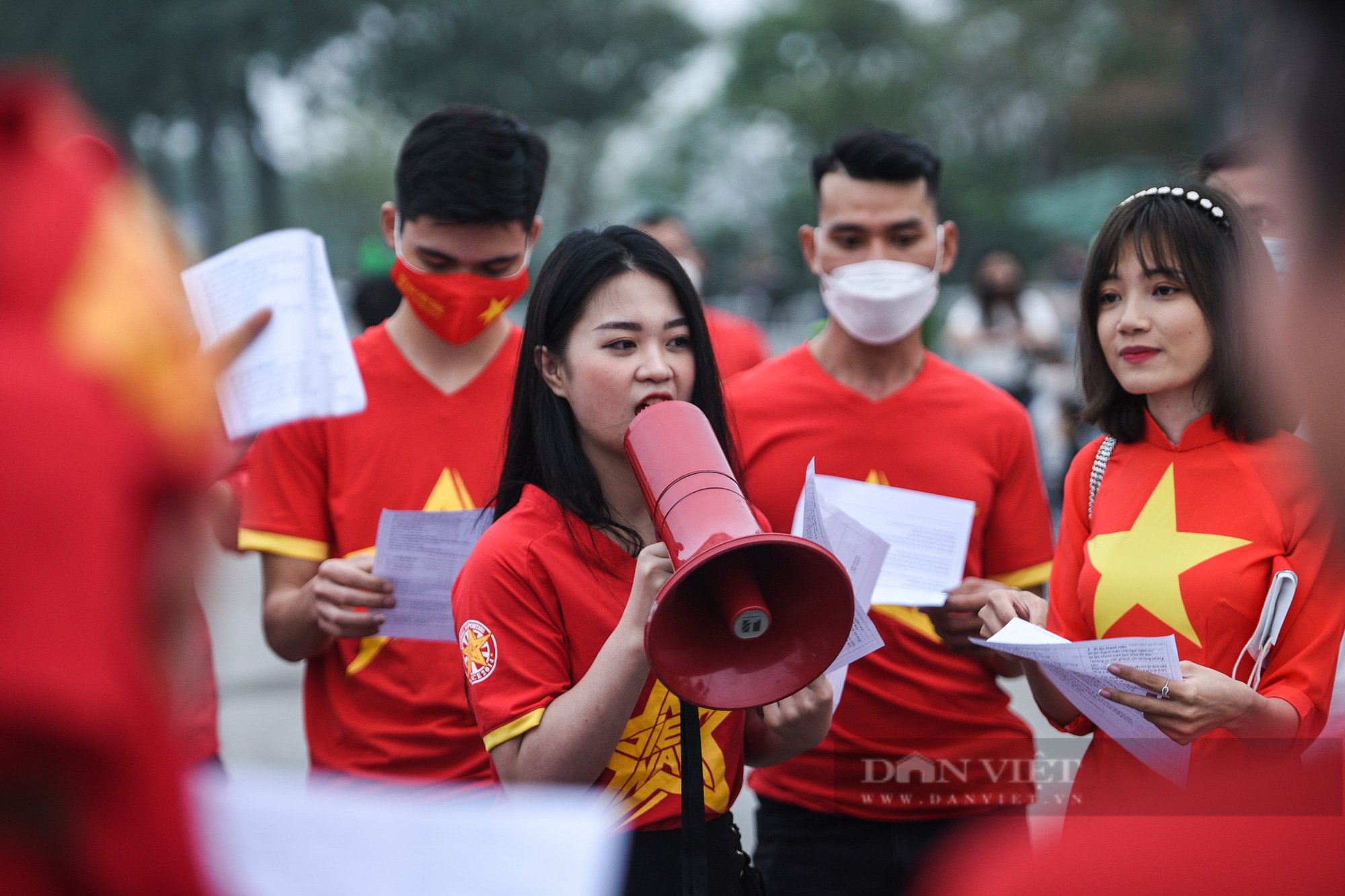 Cổ động viên Việt Nam làm nóng sân Mỹ Đình, hy vọng đội nhà giành chiến thắng - Ảnh 4.