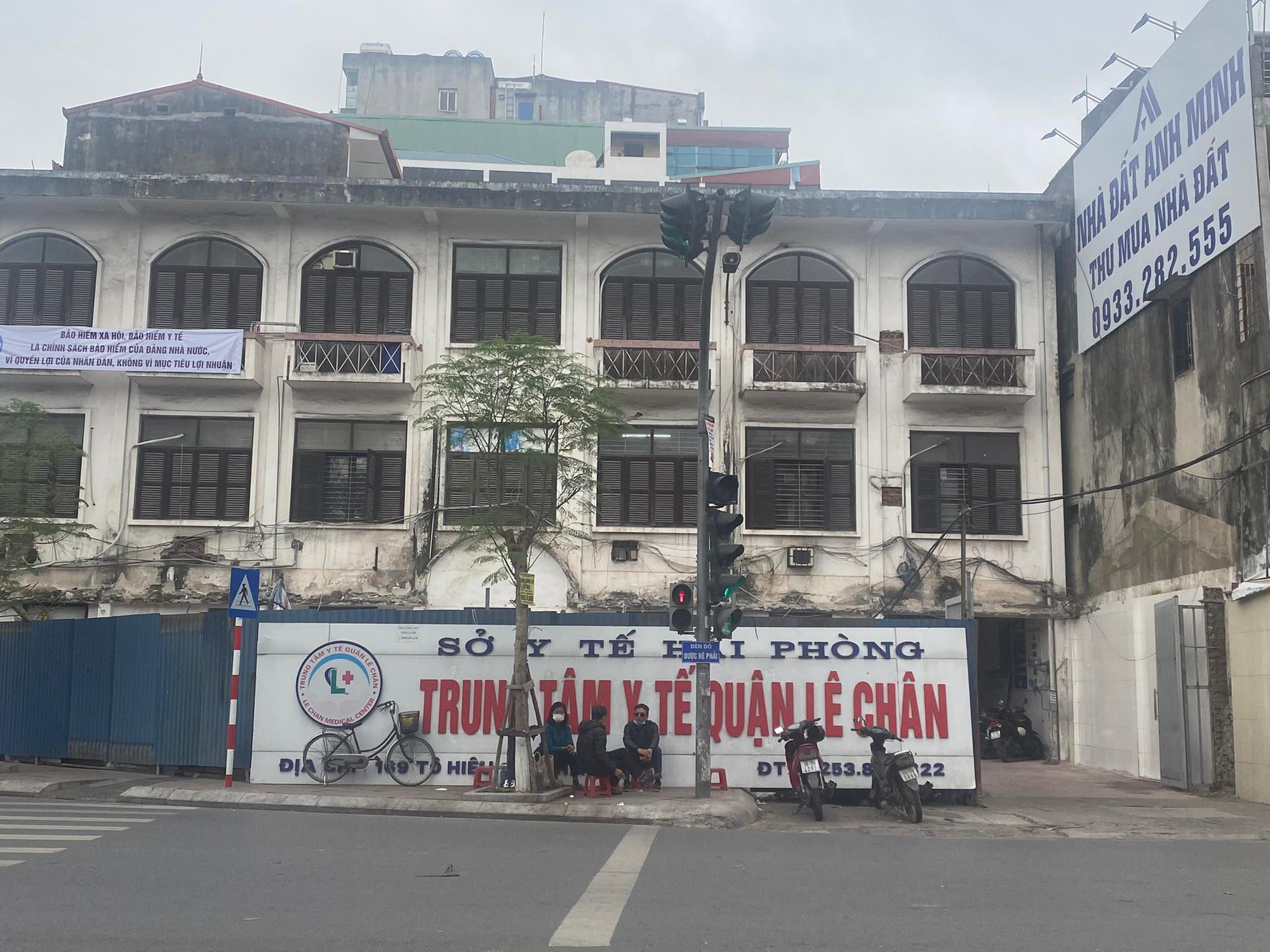 Vụ vòi tiền gia đình bệnh nhân F0 ở Hải Phòng: Buộc thôi việc Trạm trưởng y tế - Ảnh 1.
