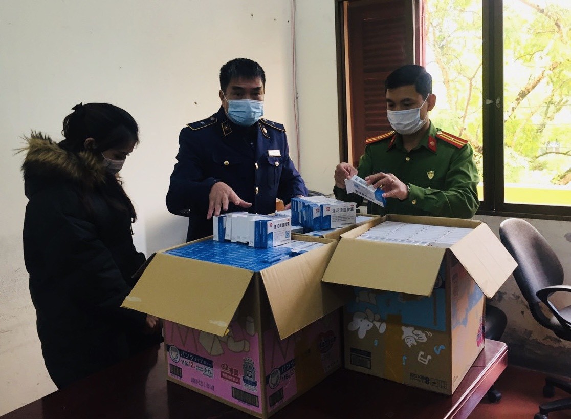 Lạng Sơn: Thu giữ hàng trăm hộp "Liên hoa thanh ôn" không rõ nguồn gốc xuất xứ - Ảnh 1. Lạng Sơn: Thu giữ hàng trăm hộp "Liên hoa thanh ôn" không rõ nguồn gốc xuất xứ - Ảnh 1.
