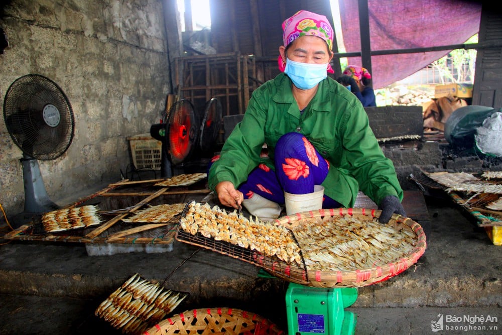Cá nướng than hồng tại phố biển Cửa Lò - Ảnh 8. Cá nướng than hồng tại phố biển Cửa Lò - Ảnh 8.