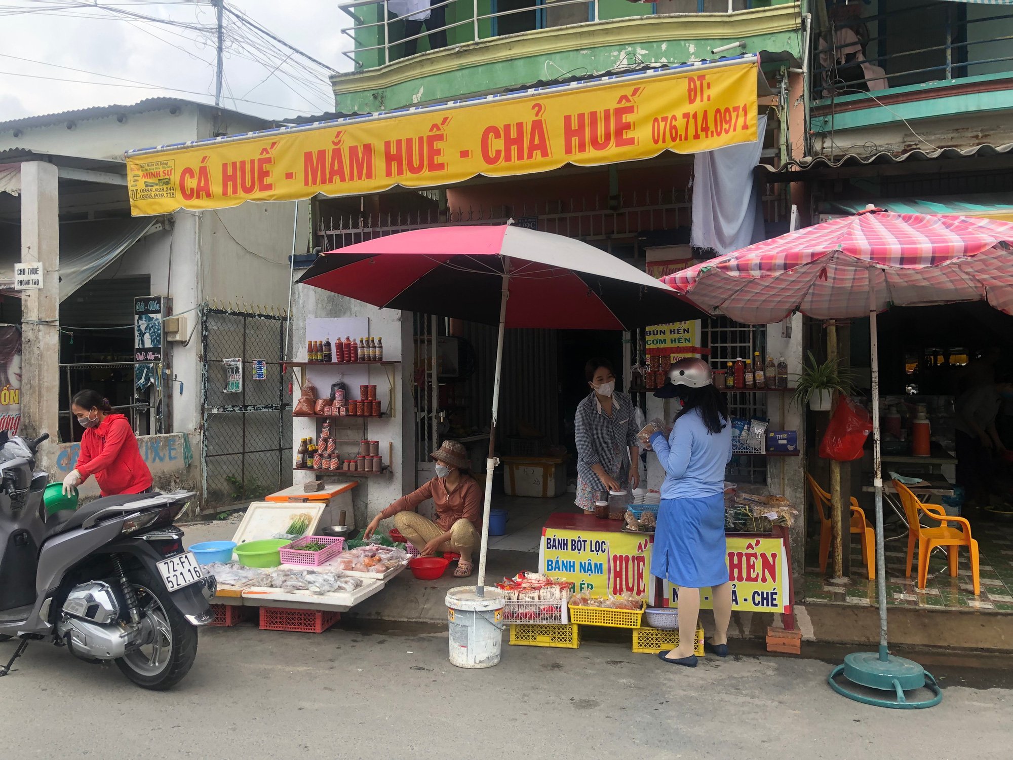  Ngôi chợ tự phát với những tiếng &quot;mô tê răng rứa&quot; nằm ở vùng ven Sài Gòn - Ảnh 1.