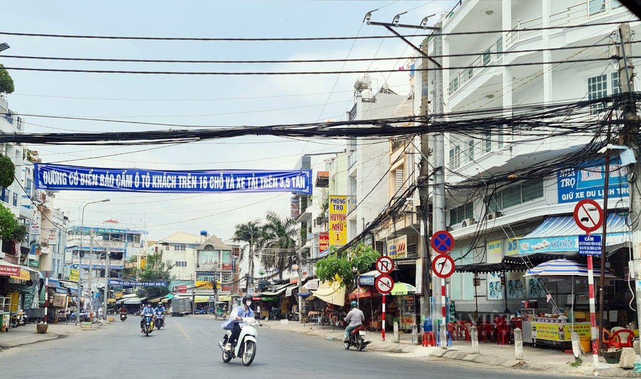An Giang: Hàng trăm hộ dân kinh doanh quanh miếu Bà Chúa Xứ &quot;khóc ròng&quot; vì biển cấm xe khách! - Ảnh 1.