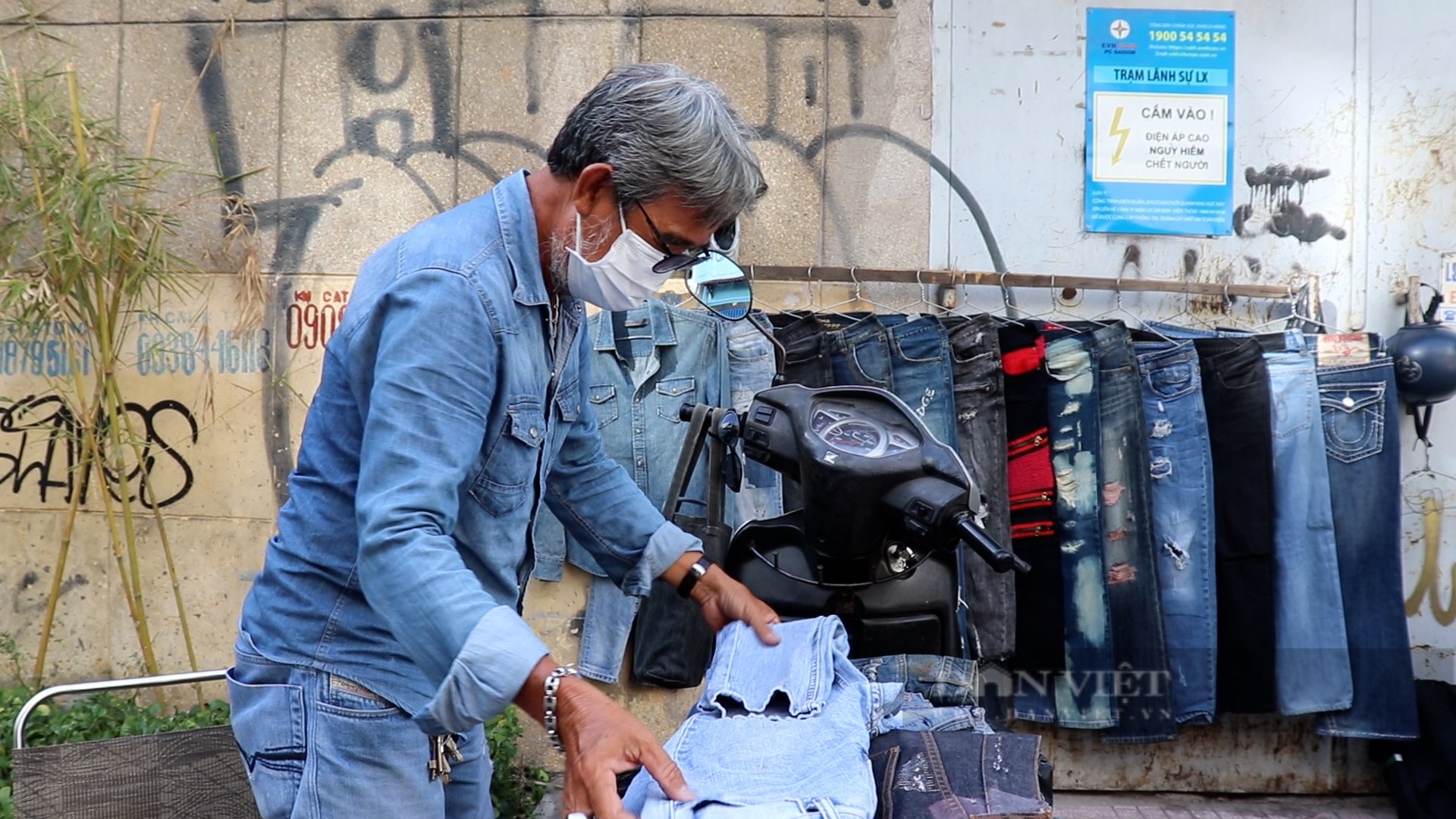 Nghe người họa sĩ kể chuyện 30 năm &quot;xé quần jean&quot; - Ảnh 5.