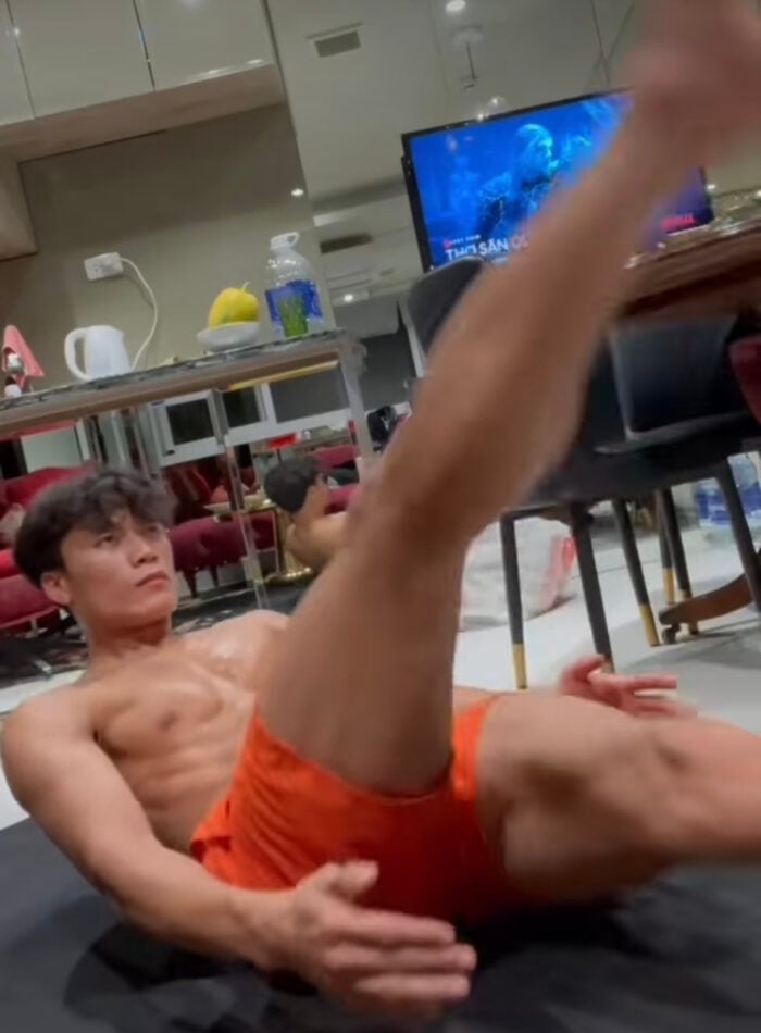 Thủ môn Bùi Tiến Dũng khoe body 6 múi &quot;hút hồn&quot; CĐV nữ  - Ảnh 1.