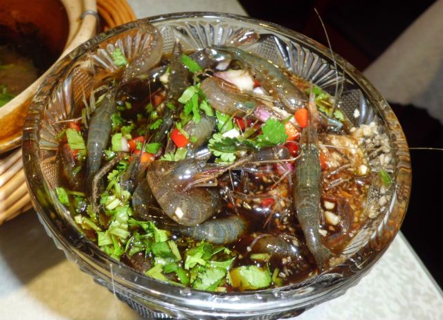 Tôm "say rượu": Đặc sản khiến thực khách yếu tim không dám động đũa - Ảnh 3. Tôm "say rượu": Đặc sản khiến thực khách yếu tim không dám động đũa - Ảnh 3.