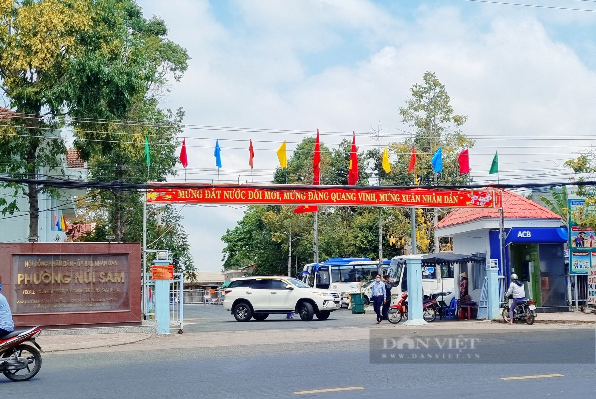 An Giang: Hàng trăm hộ dân kinh doanh quanh miếu Bà Chúa Xứ &quot;khóc ròng&quot; vì biển cấm xe khách! - Ảnh 2.