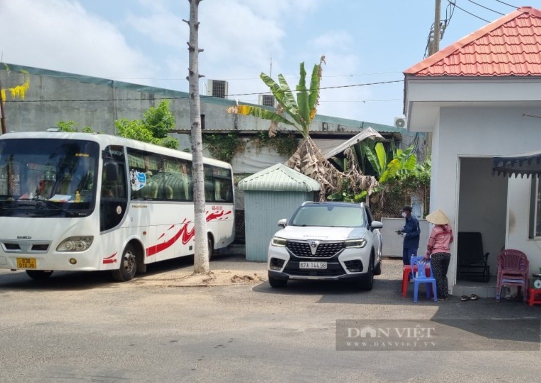 An Giang: Hàng trăm hộ dân kinh doanh quanh miếu Bà Chúa Xứ &quot;khóc ròng&quot; vì biển cấm xe khách! - Ảnh 3.