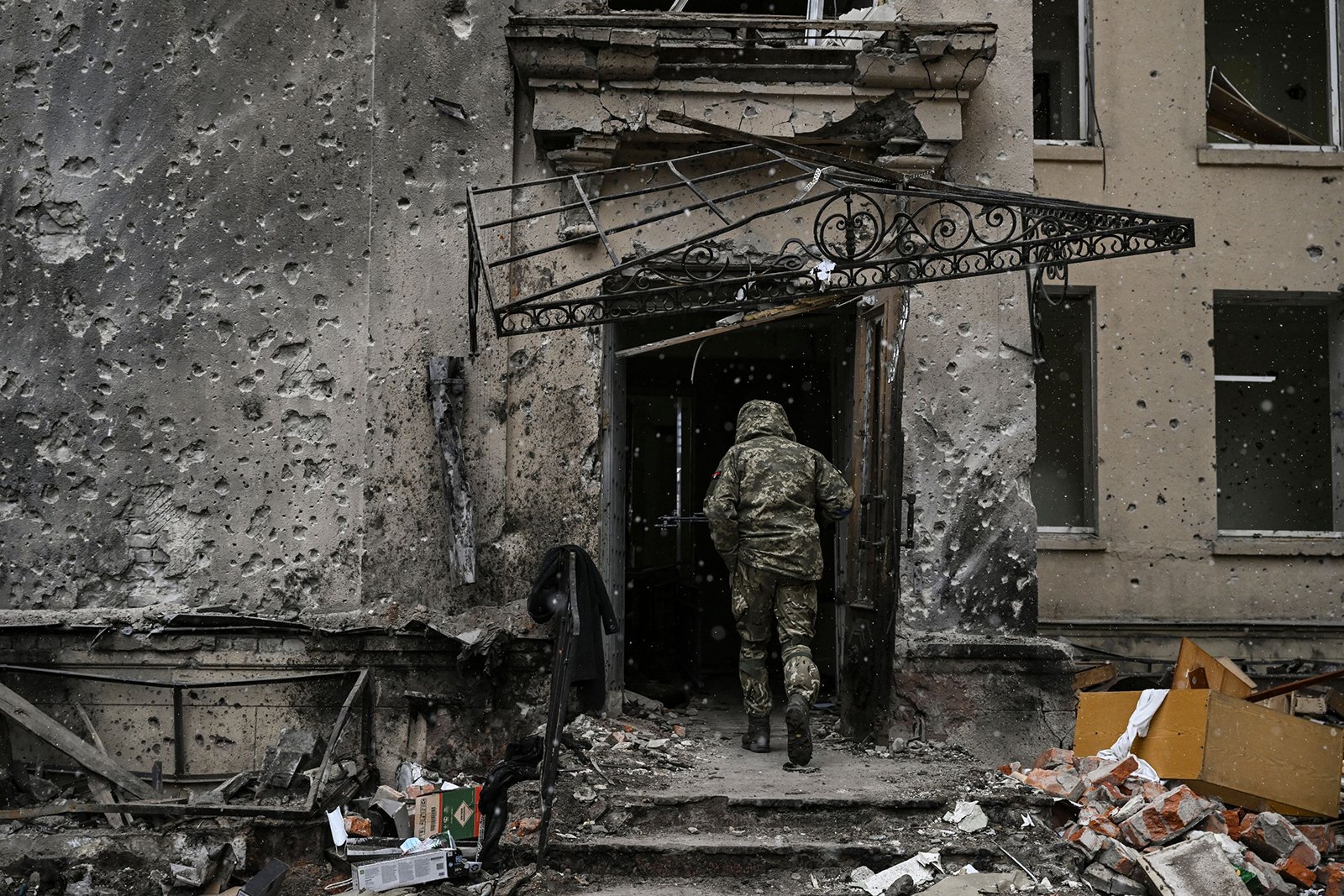 Chiến sự Nga - Ukraine ngày 28/3: Mariupol &quot;hứng bom rải thảm&quot;, đàm phán hoà bình trực tiếp nối lại ngay đầu tuần - Ảnh 1.
