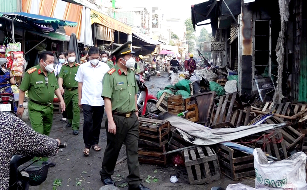 An Giang: Đại tá Đinh Văn Nơi thăm hỏi và trao tiền hỗ trợ 52 tiểu thương bị thiệt hại do hỏa hoạn - Ảnh 2.