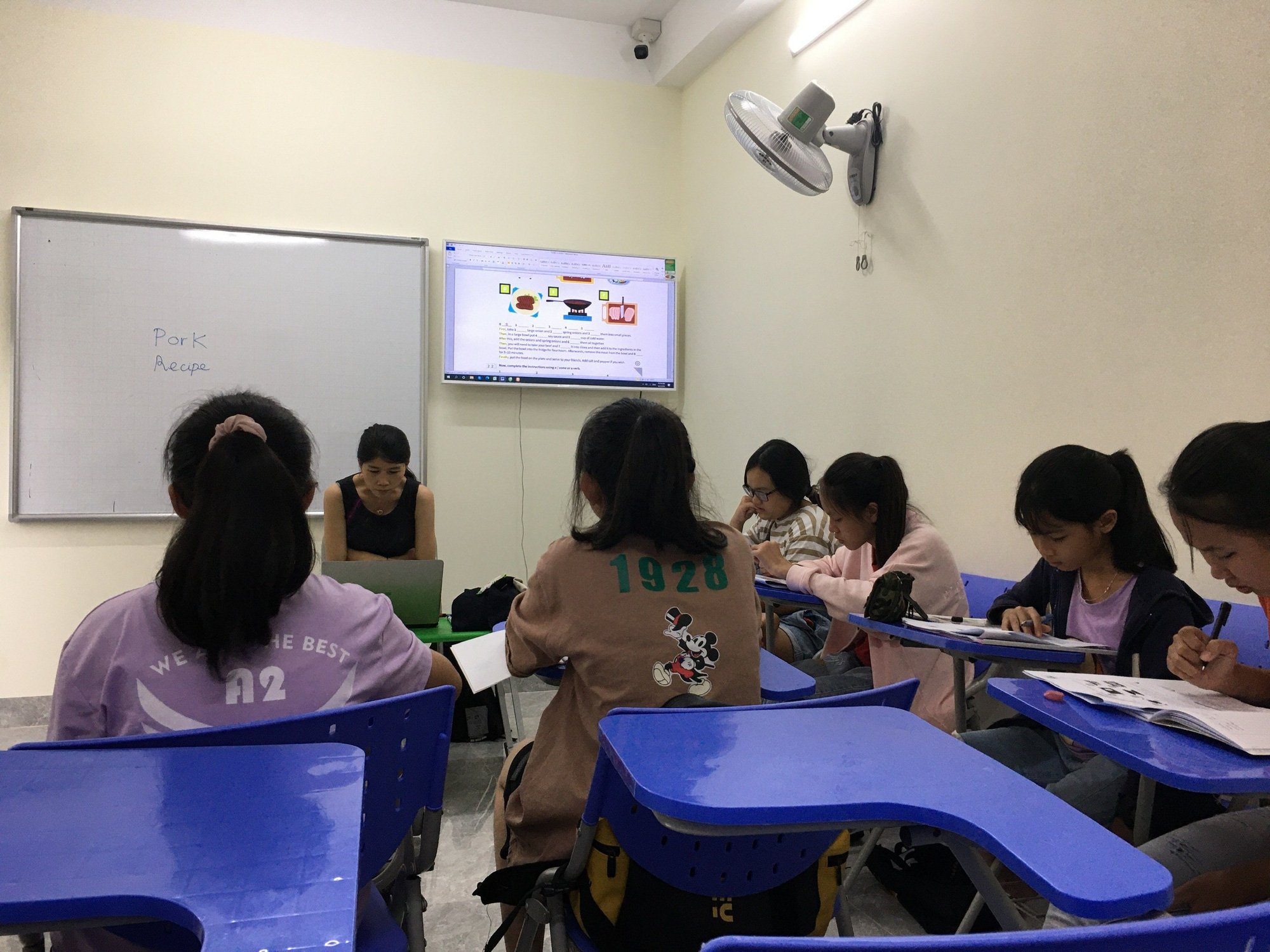 Học sinh, sinh viên &quot;chi&quot; mạnh tiền ôn thi IELTS - Ảnh 1.
