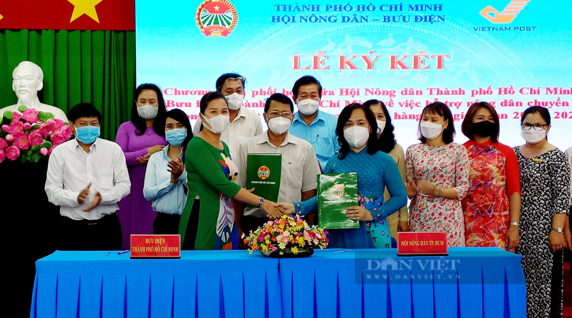 Nông dân Sài thành tập thành “bán hàng trên mây” - Ảnh 1.