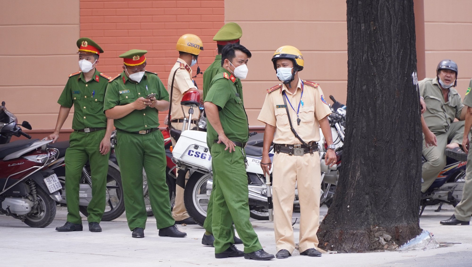Hình ảnh nhà tang lễ nơi thi thể Phó chủ tịch UBND TP.HCM Lê Hòa Bình được đưa về - Ảnh 2.
