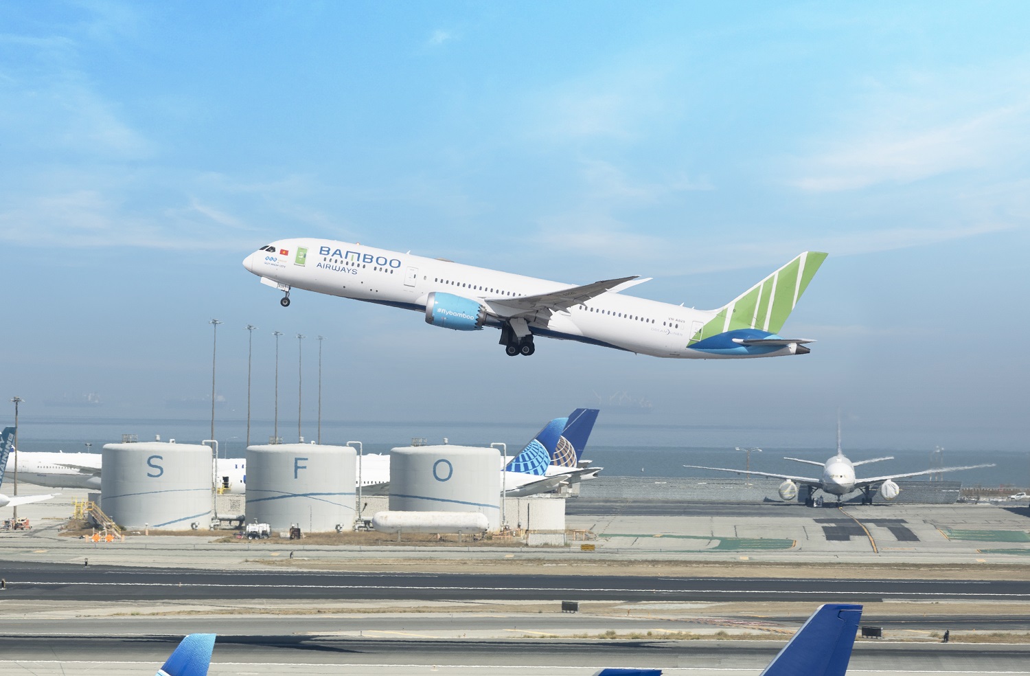 Rộn ràng bay quốc tế về Việt Nam cùng Bamboo Airways, tặng ngay đêm nghỉ 5 sao tại FLC - Ảnh 3.