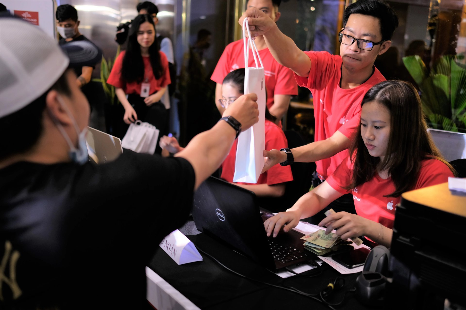 Apple tăng cường sự hiện diện tại Việt Nam 2 năm qua: Tiêu diệt iPhone xách tay? - Ảnh 3.