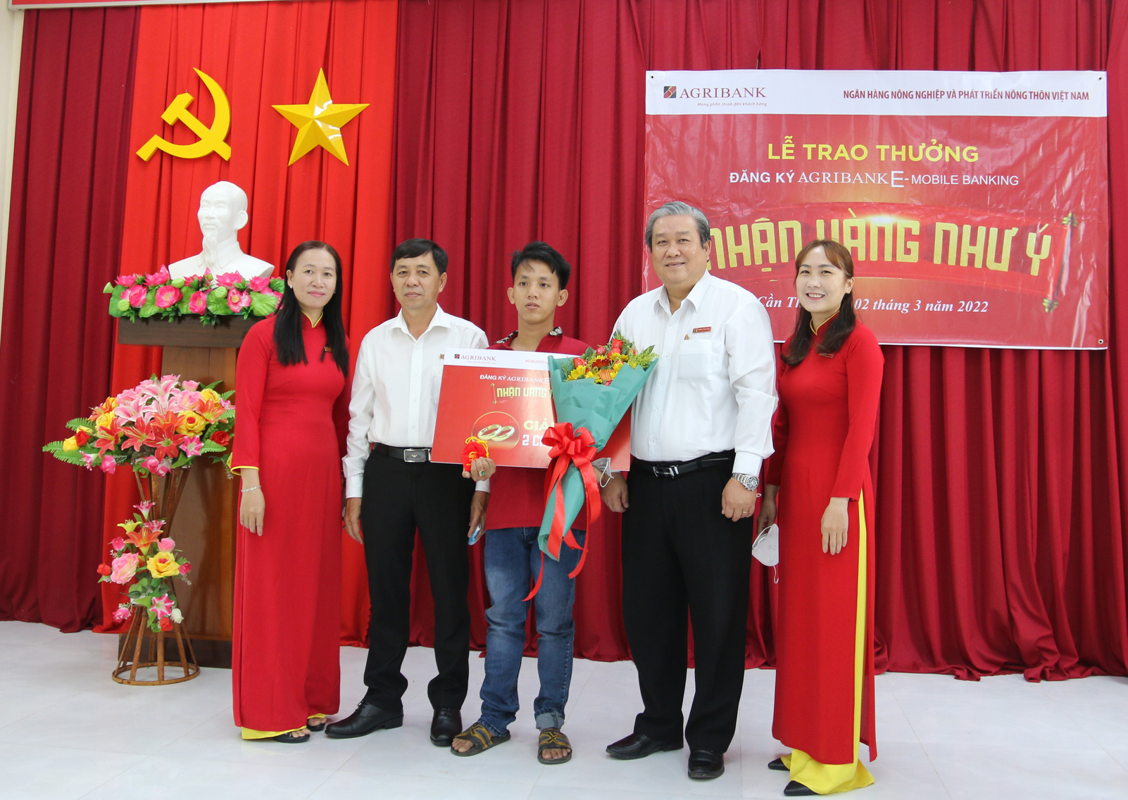Agribank Chi nhánh Cần Thơ II trao thưởng 2 chỉ vàng SJC của Chương trình &quot;Đăng ký Agribank E-mobile Banking – Nhận vàng như ý&quot; - Ảnh 1.