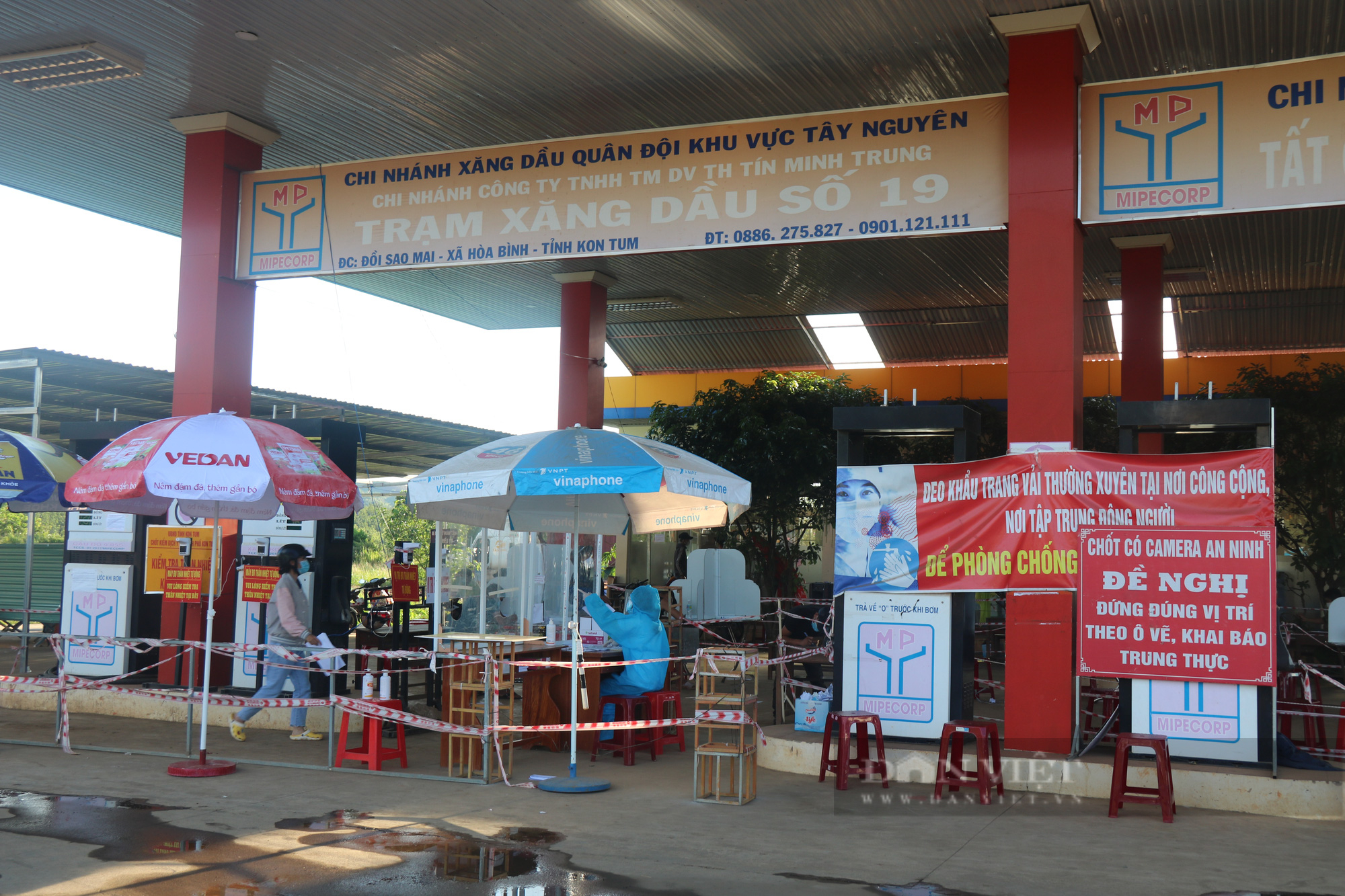 Kon Tum điều chỉnh giá test nhanh Covid-19 sau vụ thu phí test nhanh cao hơn so với đấu thầu - Ảnh 1.