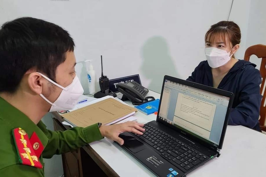 Khởi tố 2 cô gái mua bán hàng loạt tài khoản ngân hàng - Ảnh 1.