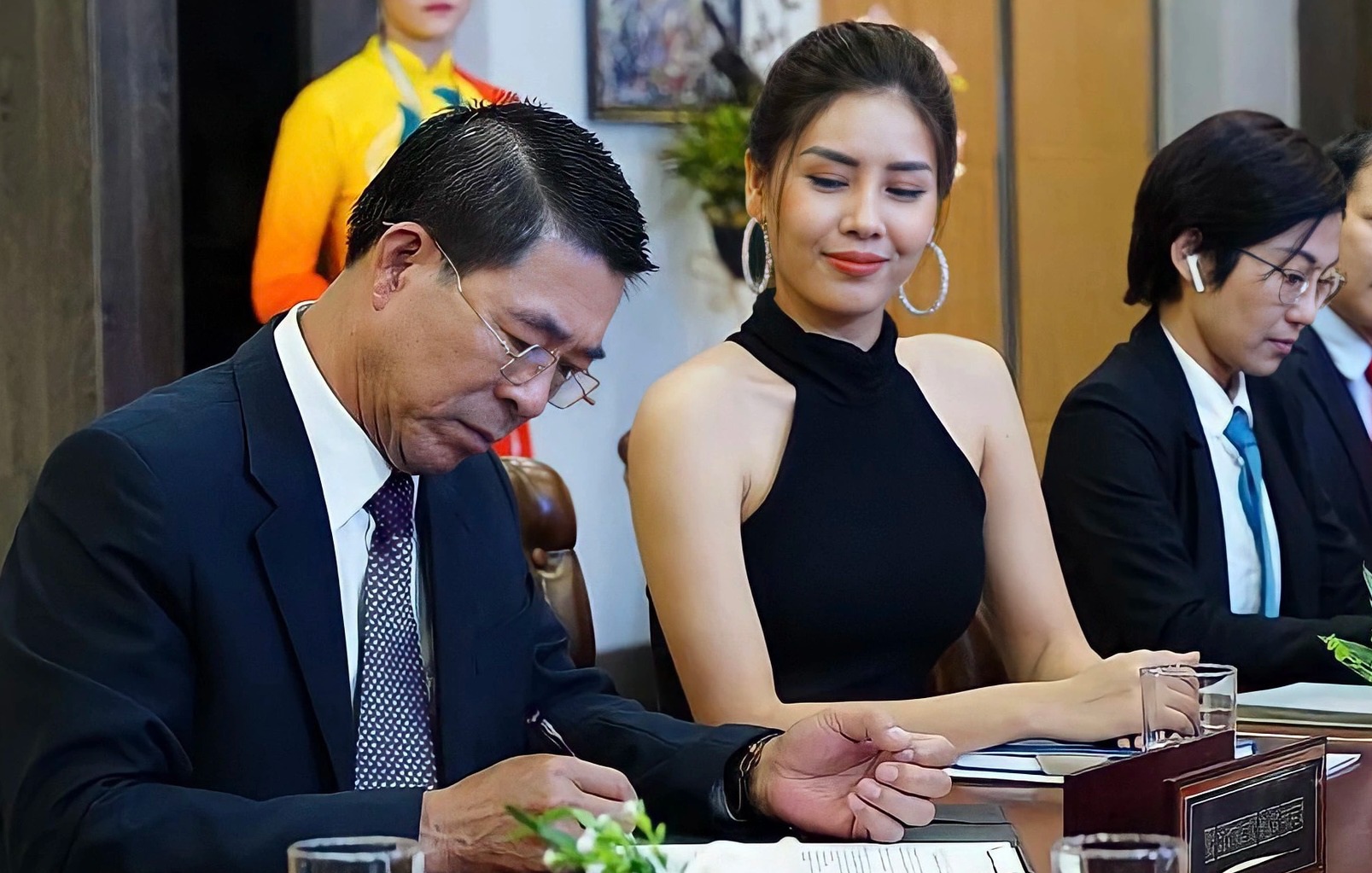 Á hậu Nguyễn Thị Loan tiết lộ sự cố &quot;xấu hổ&quot; khi quay &quot;Bão ngầm&quot; - Ảnh 2.