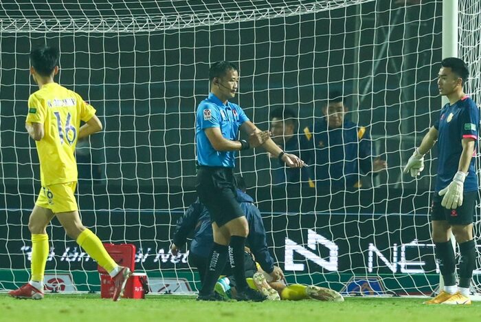 Trọng tài V.League &quot;bẻ còi&quot; hiếm thấy, HLV Chu Đình Nghiêm nói gì? - Ảnh 1.