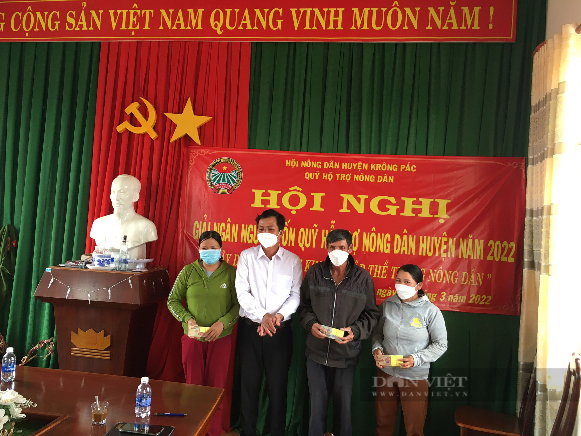 Đắk Lắk: Trao vốn Quỹ hỗ trợ nông dân để thực hiện mô hình kinh tế tập thể - Ảnh 2.