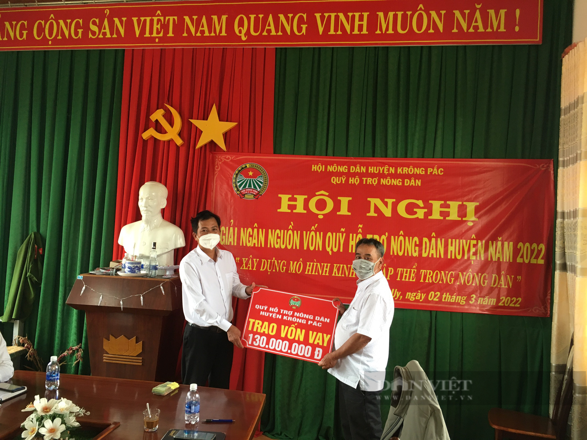 Đắk Lắk: Trao vốn Quỹ hỗ trợ nông dân để thực hiện mô hình kinh tế tập thể - Ảnh 1.