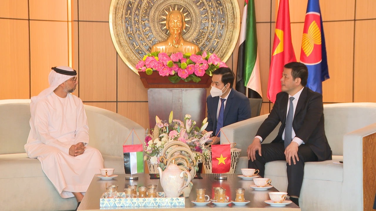 Các Tiểu vương quốc Ả rập thống nhất sẵn sàng cung ứng dầu thô, xăng dầu, khí đốt cho Việt Nam - Ảnh 1. Các Tiểu vương quốc Ả rập thống nhất sẵn sàng cung ứng dầu thô, xăng dầu, khí đốt cho Việt Nam - Ảnh 1.