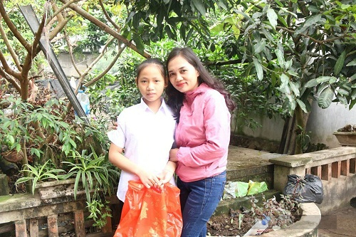 Ninh Bình: “Cô bé gom rác kiếm tiền đỡ mẹ” giờ ra sao? - Ảnh 4.
