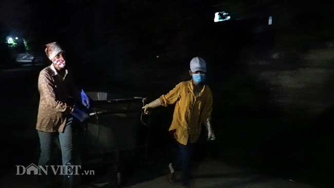 Ninh Bình: “Cô bé gom rác kiếm tiền đỡ mẹ” giờ ra sao? - Ảnh 3.