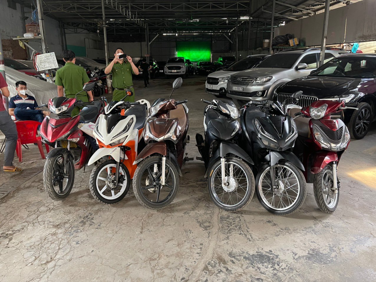 TP.HCM: Xóa sổ 2 đường dây trộm cắp và tiêu thụ xe gian siêu khủng - Ảnh 4.