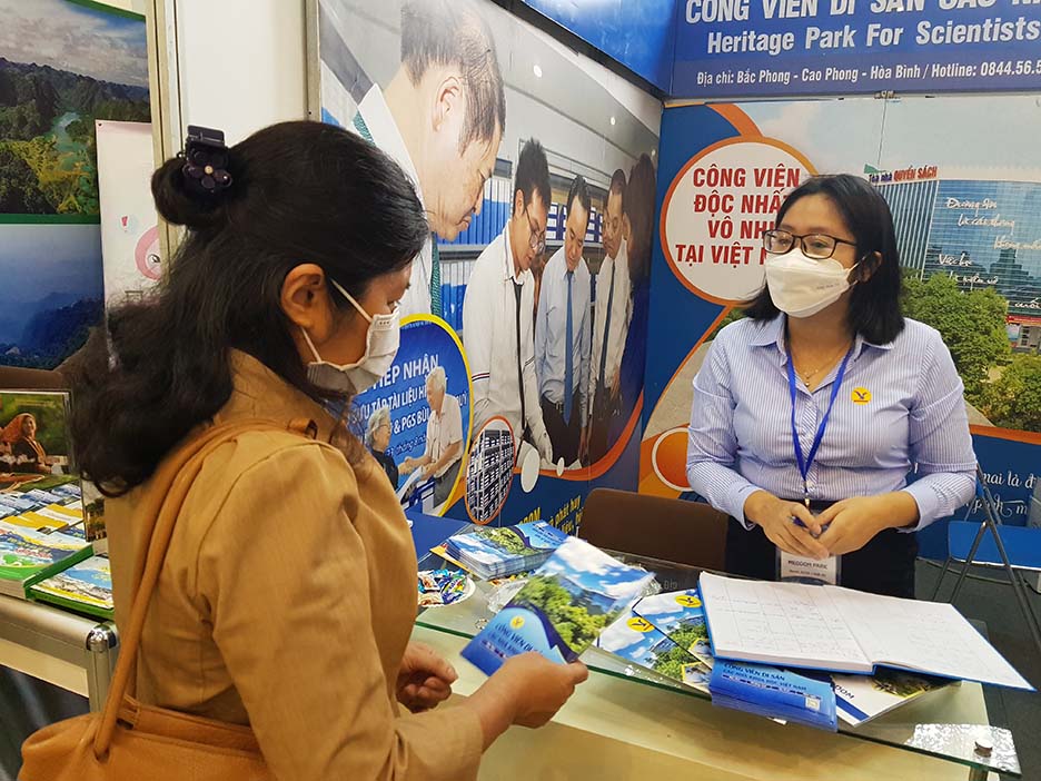Khai mạc VIMT Hà Nội 2022: Sôi động khách hàng tìm kiếm combo, tour du lịch cho nghỉ lễ 30/4 - Ảnh 5.