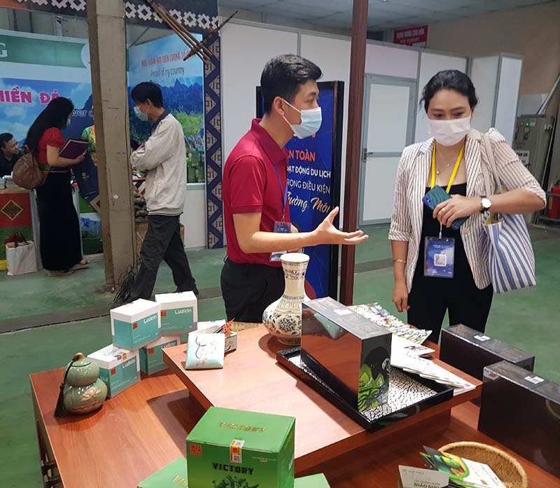 Khai mạc VIMT Hà Nội 2022: Sôi động khách hàng tìm kiếm combo, tour du lịch cho nghỉ lễ 30/4 - Ảnh 2.