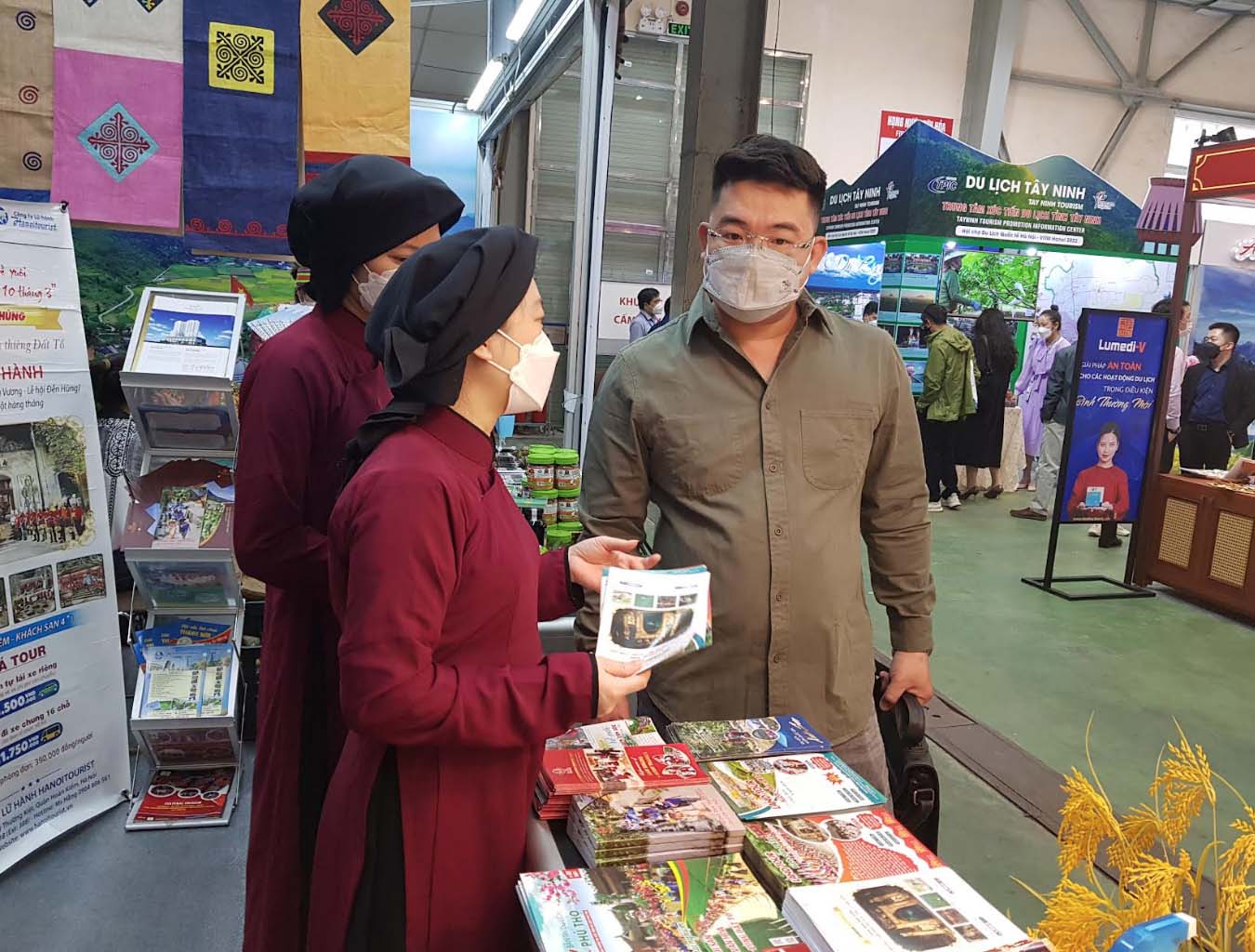 Khai mạc VIMT Hà Nội 2022: Sôi động khách hàng tìm kiếm combo, tour du lịch cho nghỉ lễ 30/4 - Ảnh 2.