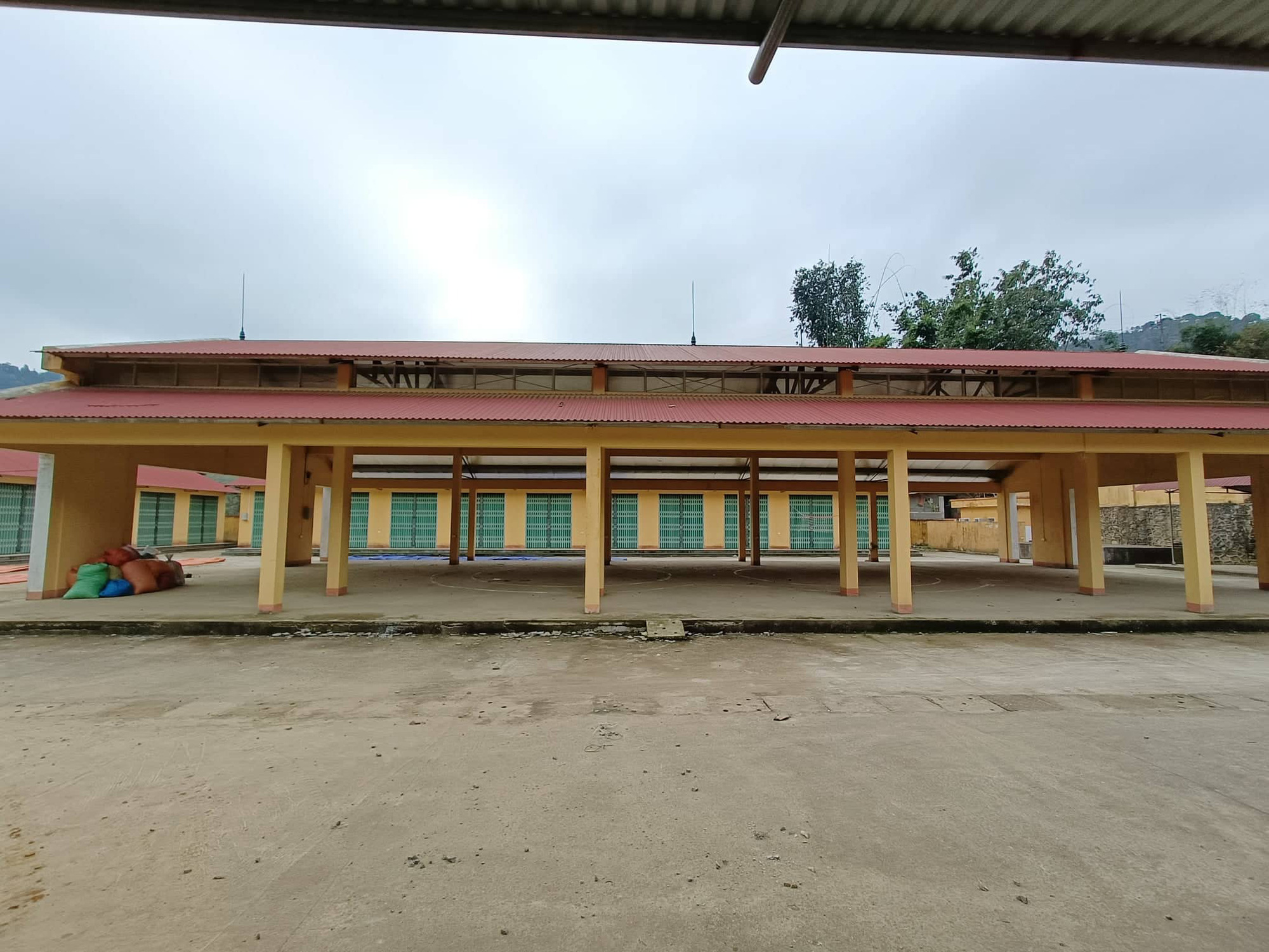 Yên Bái: Xã nghèo xây chợ 7 tỷ đồng để về đích Nông thôn mới...xong rồi bỏ không - Ảnh 4.