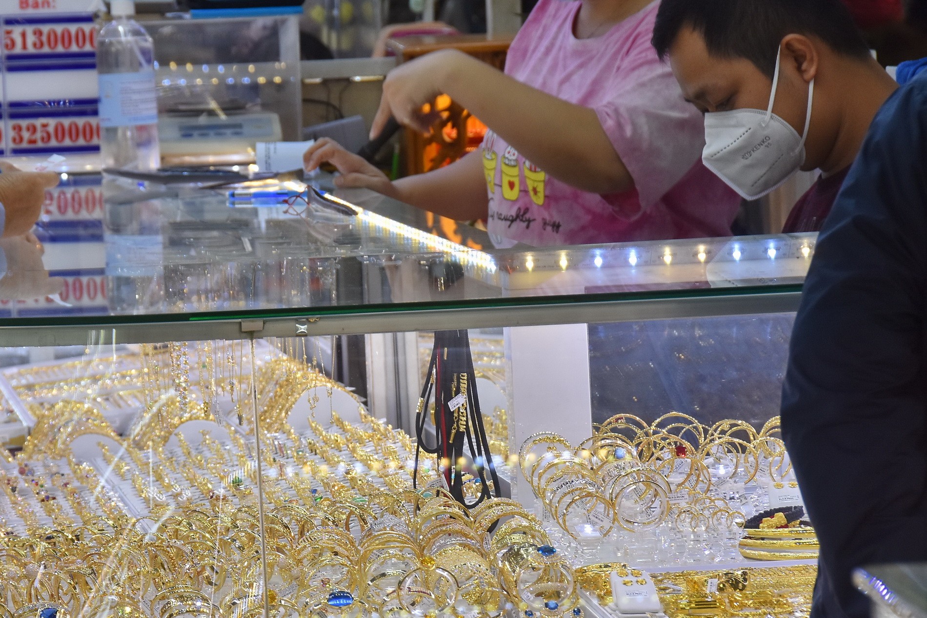 Giá vàng hôm nay 4-3: Đột ngột đảo chiều khi lạm phát nóng lên - Ảnh 1.
