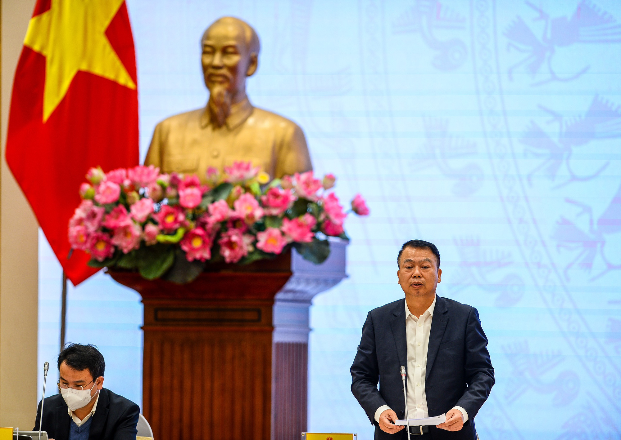 Giá mỗi lít xăng bán lẻ giảm bao nhiêu tiền khi hạ thuế bảo vệ môi trường? - Ảnh 2.