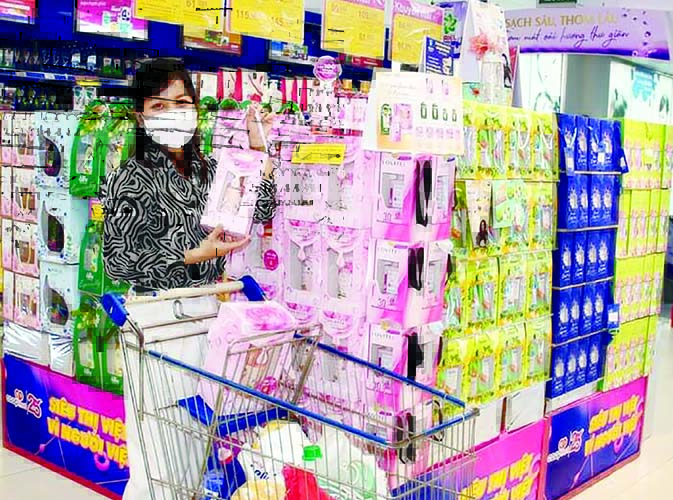 Giá xăng tăng, phái đẹp vẫn được ưu tiên mua hàng giảm giá - Ảnh 1. Giá xăng tăng, phái đẹp vẫn được ưu tiên mua hàng giảm giá - Ảnh 1.